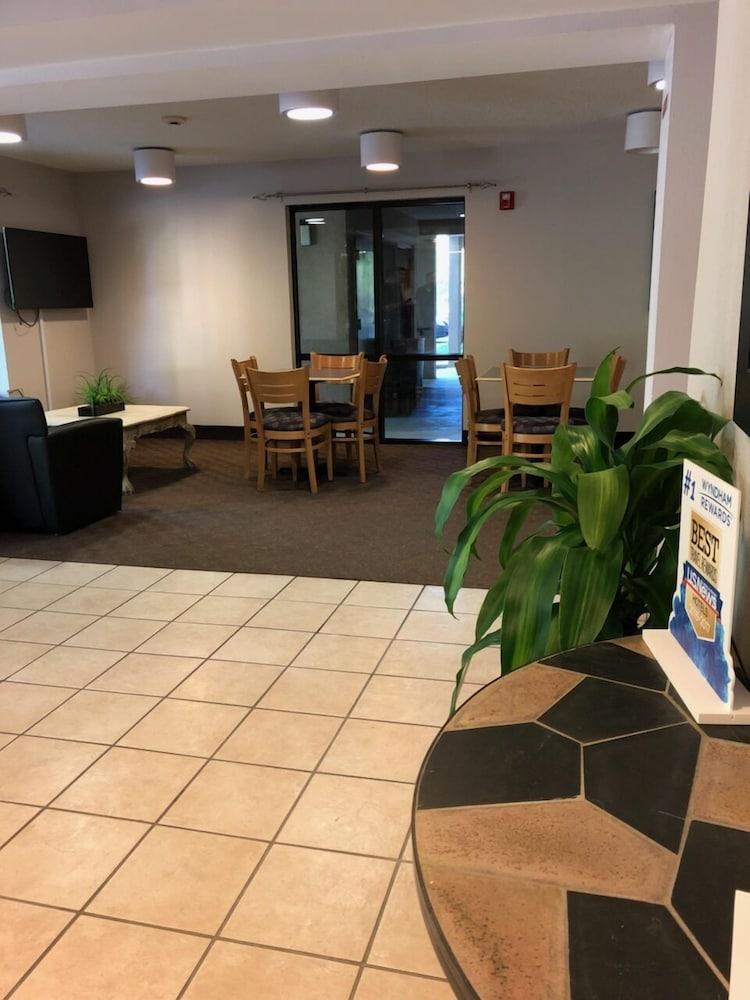 Super 8 by Wyndham Diberville Biloxi Area Eksteriør billede